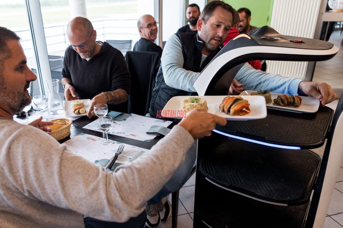 A Restaurant Owner in the Lot Turns to a Robot Waiter Due to Lack of Candidates